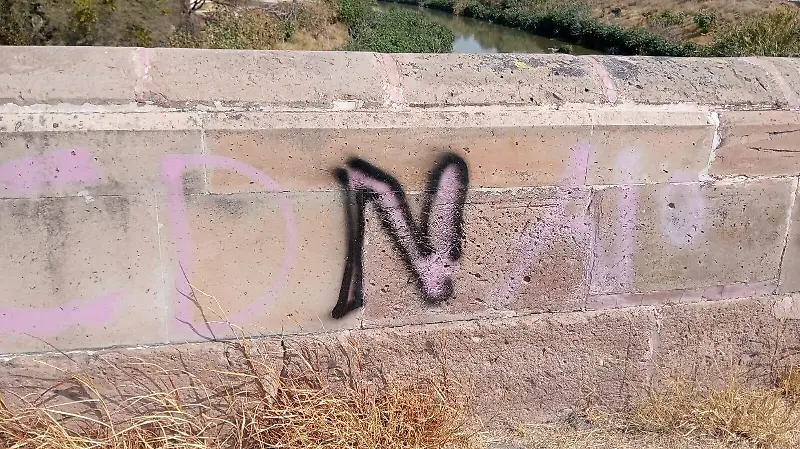 El deterioro es evidente: grafiti, pintura desprendida